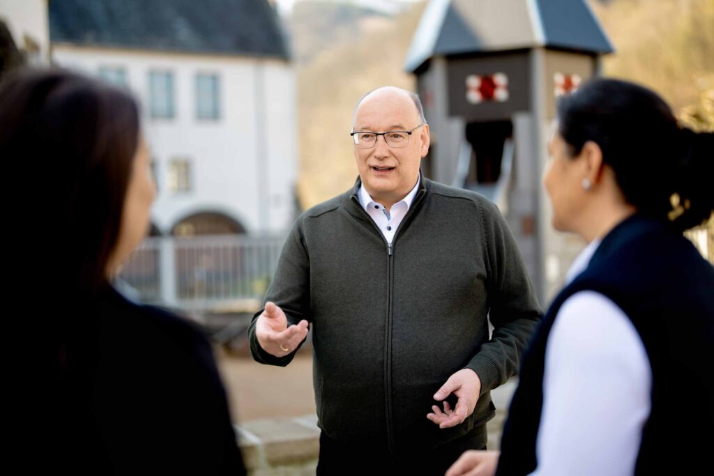 Guido Thal im Gespräch mit zwei Bürgerinnen