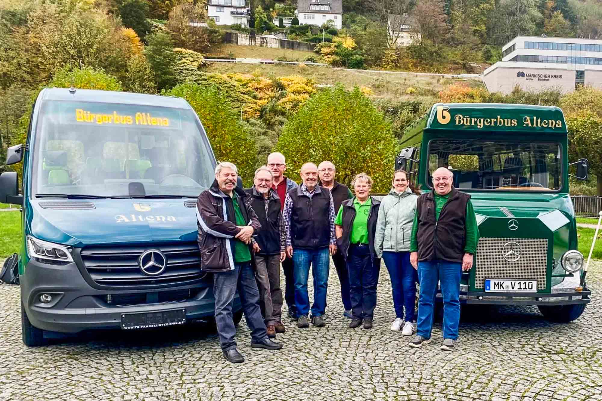 Gruppenfoto der Aktiven im Bürgerbusverein Altena vor den beiden Fahrzeugen