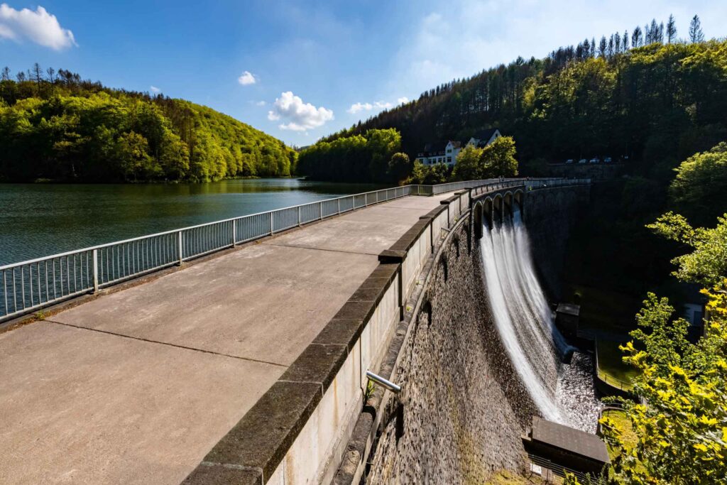 Das Bild zeigt die Staumauer der Fuellbecketalsperre